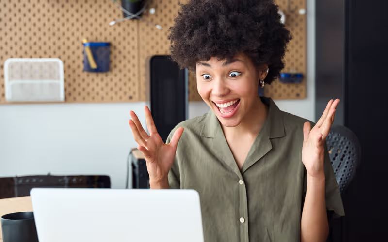 Foto erstaunt schauende Frau die eine Pr&auml;mie bekommen hat