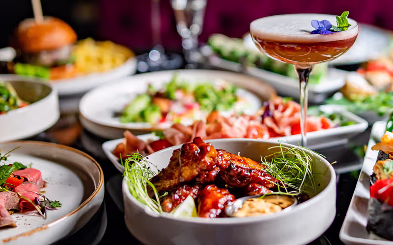 Foto hochwertig gedeckter Essentisch als Pr&auml;miengeschenk